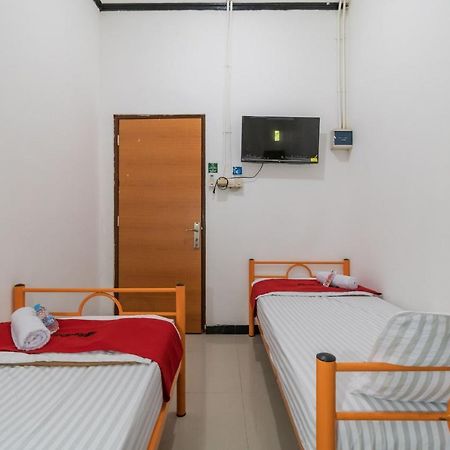Reddoorz Near Terminal Bubulak Bogor Hotel Kültér fotó